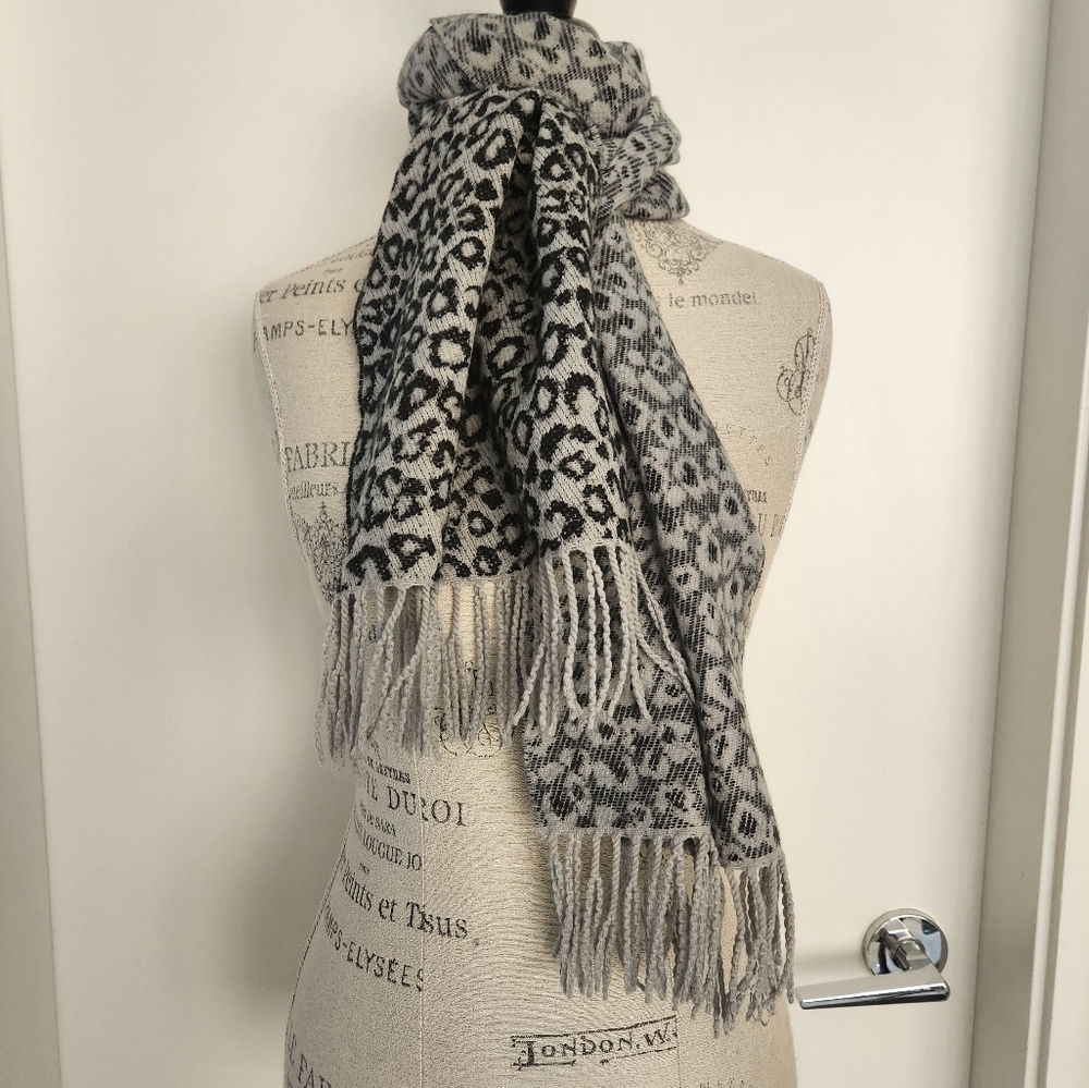 Reversible Leopard Knit Scarf - Picture 4 of 7